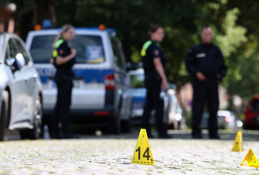 Η στιγμή της σύλληψης των υπόπτων για το μακελειό με τους 6 νεκρούς στη Γερμανία, έπεσαν σε μπλόκο ενώ προσπαθούσαν να το σκάσουν
