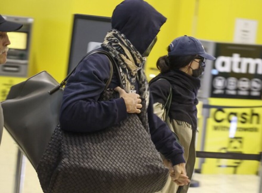 Jacob Elordi dhe Kendall Jenner u përpoqën të kalonin pa u vënë re në aeroport: Me maskë, kapuç, syze... dhe çanta me vlerë rreth 30,000 dollarë