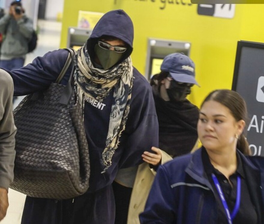 Jacob Elordi dhe Kendall Jenner u përpoqën të kalonin pa u vënë re në aeroport: Me maskë, kapuç, syze... dhe çanta me vlerë rreth 30,000 dollarë