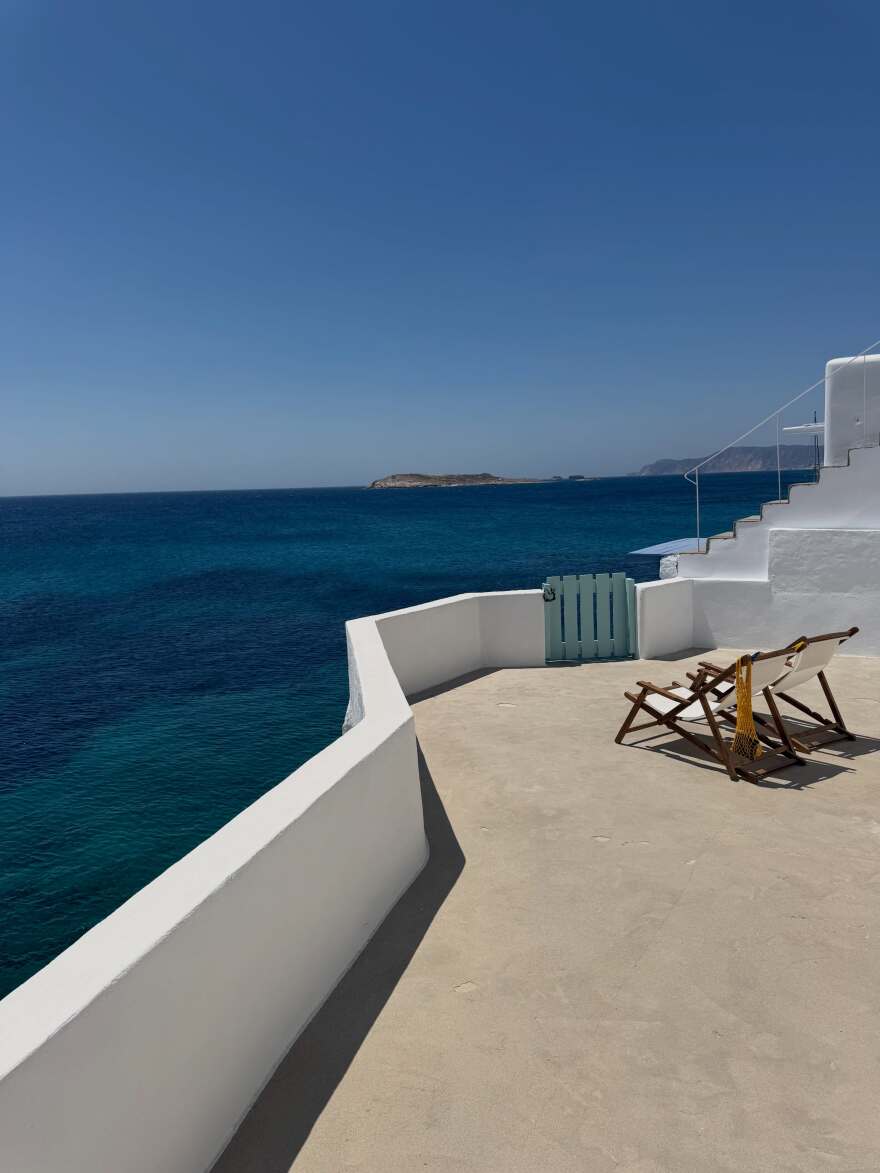 Από τη Μήλο στην Κίμωλο η Κιάρα Φεράνι: Οι πόζες με μαγιό και το γεύμα με θέα τη θάλασσα
