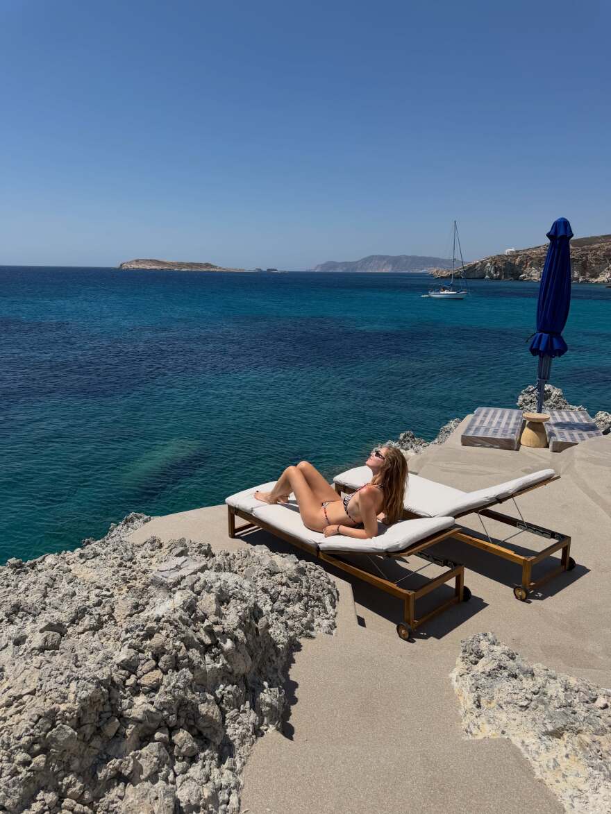 Από τη Μήλο στην Κίμωλο η Κιάρα Φεράνι: Οι πόζες με μαγιό και το γεύμα με θέα τη θάλασσα
