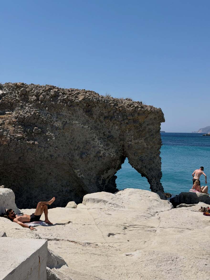 Από τη Μήλο στην Κίμωλο η Κιάρα Φεράνι: Οι πόζες με μαγιό και το γεύμα με θέα τη θάλασσα
