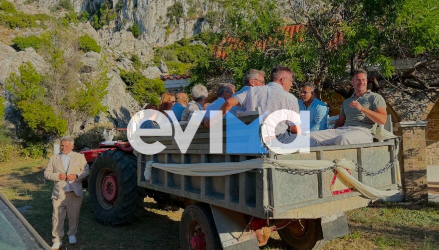 Γάμος έγινε viral στην Εύβοια: Γαμπρός, νύφη και καλεσμένοι πήγαν με τρακτέρ στην εκκλησία, βίντεο και φωτογραφίες