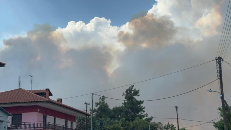 Ανεξέλεγκτη η φωτιά στο Ωραιόκαστρο Θεσσαλονίκης: 112 για εκκένωση του οικισμού της Λητής 