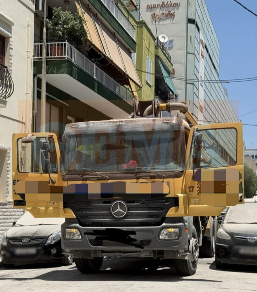 «Μία γιαγιά σε κατάσταση πανικού έλεγε "πάει το σπίτι μου"» λέει γείτονας για την πολυκατοικία που έπεσε στα Πετράλωνα
