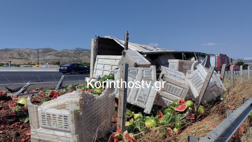 Νταλίκα ανετράπη στην Αθηνών - Κορίνθου και ο δρόμος γέμισε καρπούζια, δείτε βίντεο και φωτογραφίες
