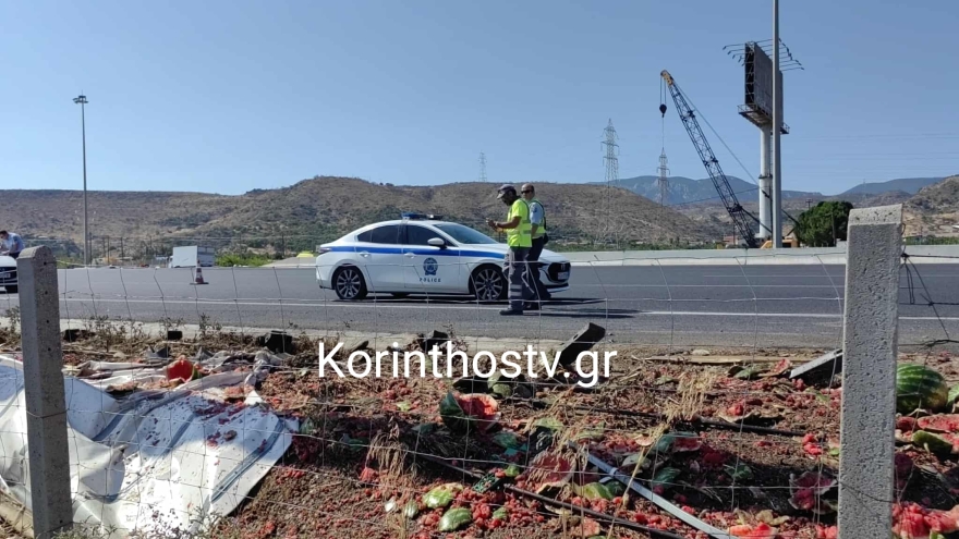 Νταλίκα ανετράπη στην Αθηνών - Κορίνθου και ο δρόμος γέμισε καρπούζια, δείτε βίντεο και φωτογραφίες
