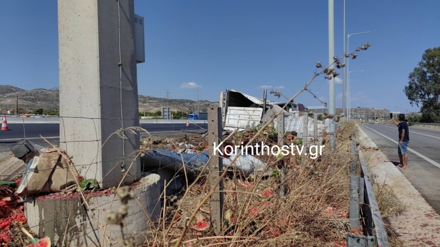 Νταλίκα ανετράπη στην Αθηνών - Κορίνθου και ο δρόμος γέμισε καρπούζια, δείτε βίντεο και φωτογραφίες
