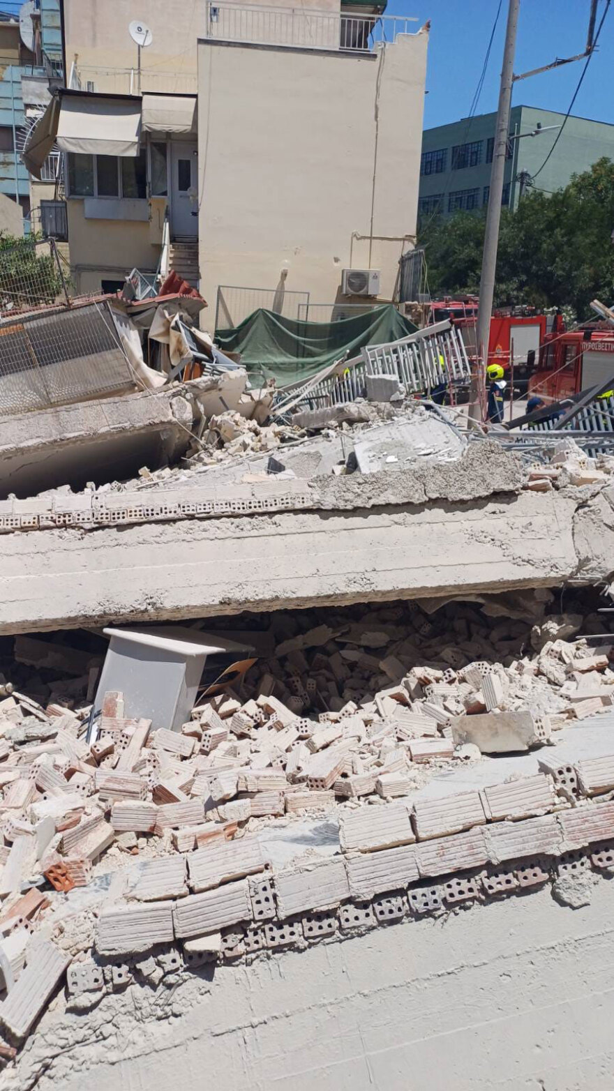 Κατέρρευσε πολυκατοικία στα Πετράλωνα - Αναφορές για τέσσερις εγκλωβισμένους, δείτε εικόνες και βίντεο