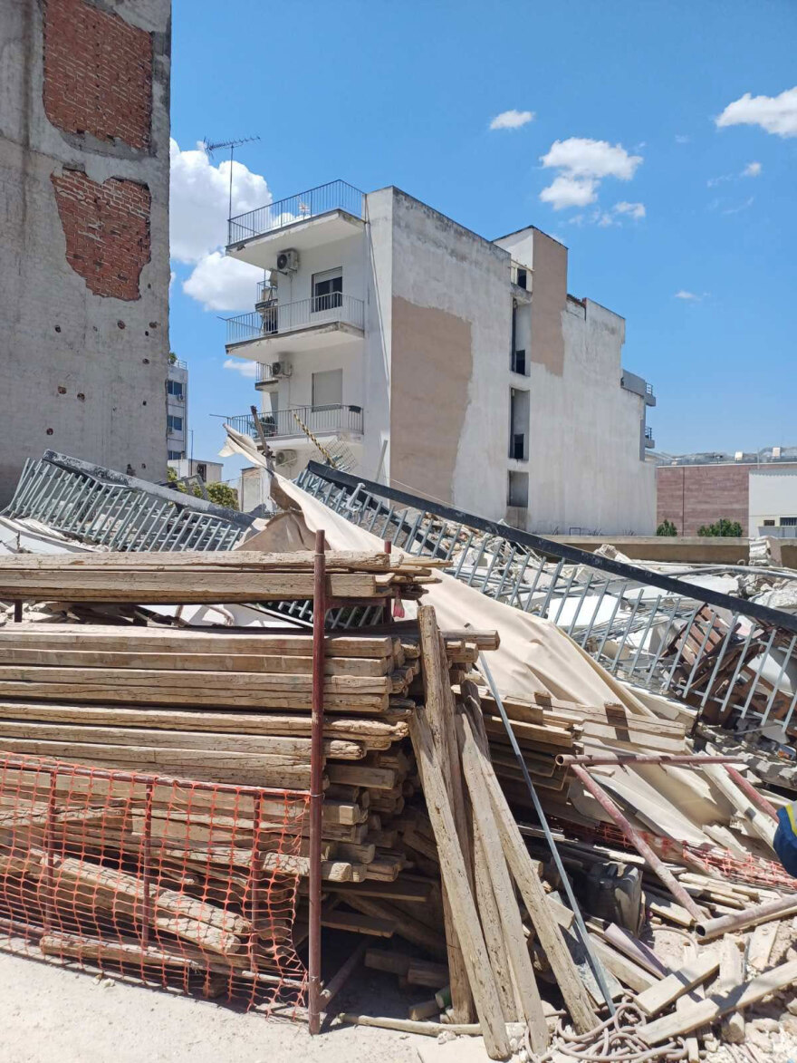 Κατέρρευσε πολυκατοικία στα Πετράλωνα - Αναφορές για τέσσερις εγκλωβισμένους, δείτε εικόνες και βίντεο