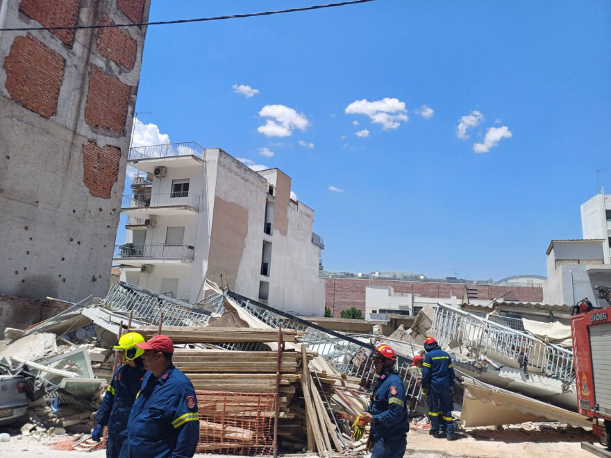 Κατέρρευσε πολυκατοικία στα Πετράλωνα - Αναφορές για τέσσερις εγκλωβισμένους, δείτε εικόνες και βίντεο