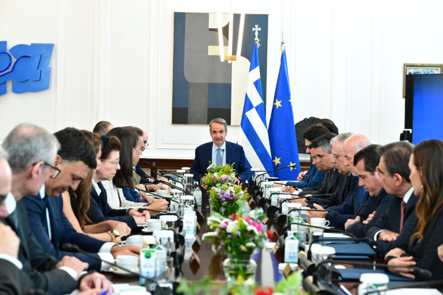 Μητσοτάκης: Περαιτέρω πτώση στην τιμή της βενζίνης, 617,5 εκατ. σε αγρότες - Κάνουν εξαγγελίες για τις τράπεζες αυτοί που τις έκλεισαν