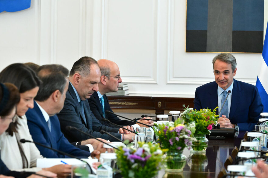 Μητσοτάκης: Περαιτέρω πτώση στην τιμή της βενζίνης, 617,5 εκατ. σε αγρότες - Κάνουν εξαγγελίες για τις τράπεζες αυτοί που τις έκλεισαν