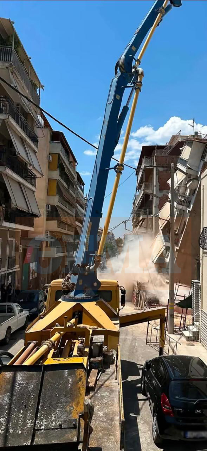 Καρέ καρέ η κατάρρευση της πολυκατοικίας στα Πετράλωνα, δείτε φωτογραφίες από τη στιγμή που το κτήριο παίρνει κλίση και πέφτει