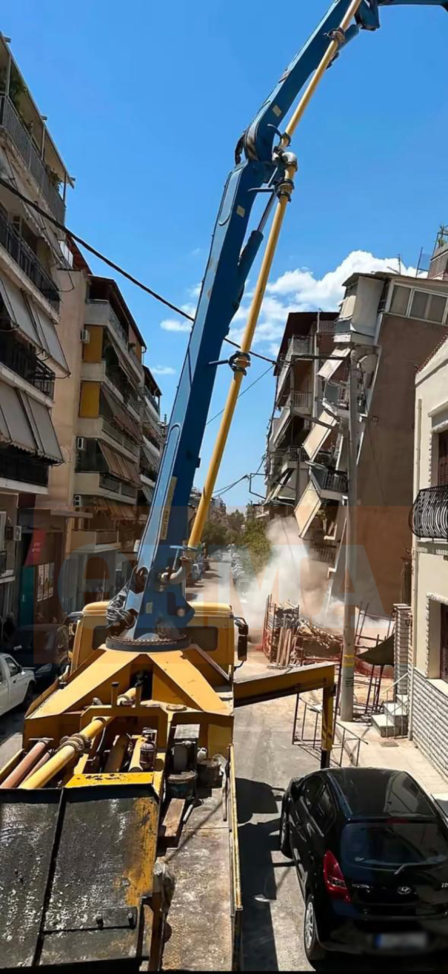 Καρέ καρέ η κατάρρευση της πολυκατοικίας στα Πετράλωνα, δείτε φωτογραφίες από τη στιγμή που το κτήριο παίρνει κλίση και πέφτει