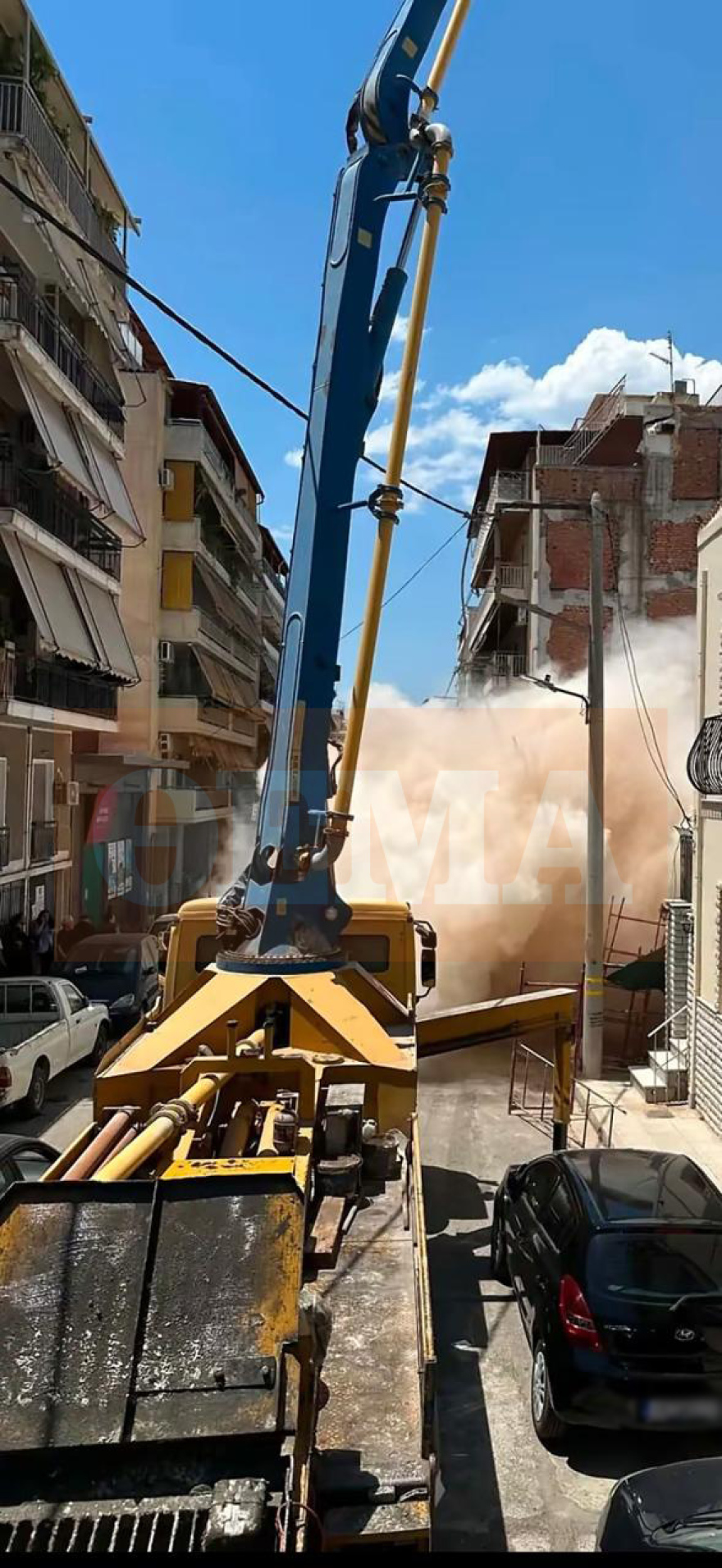 Καρέ καρέ η κατάρρευση της πολυκατοικίας στα Πετράλωνα, δείτε φωτογραφίες από τη στιγμή που το κτήριο παίρνει κλίση και πέφτει