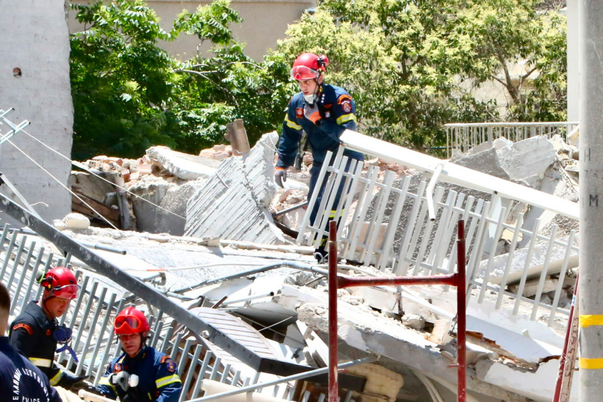 Συντρίμμια, ειδικά εκπαιδευμένοι σκύλοι και σκόνη στα Πετράλωνα - Δείτε εικόνες από τις έρευνες