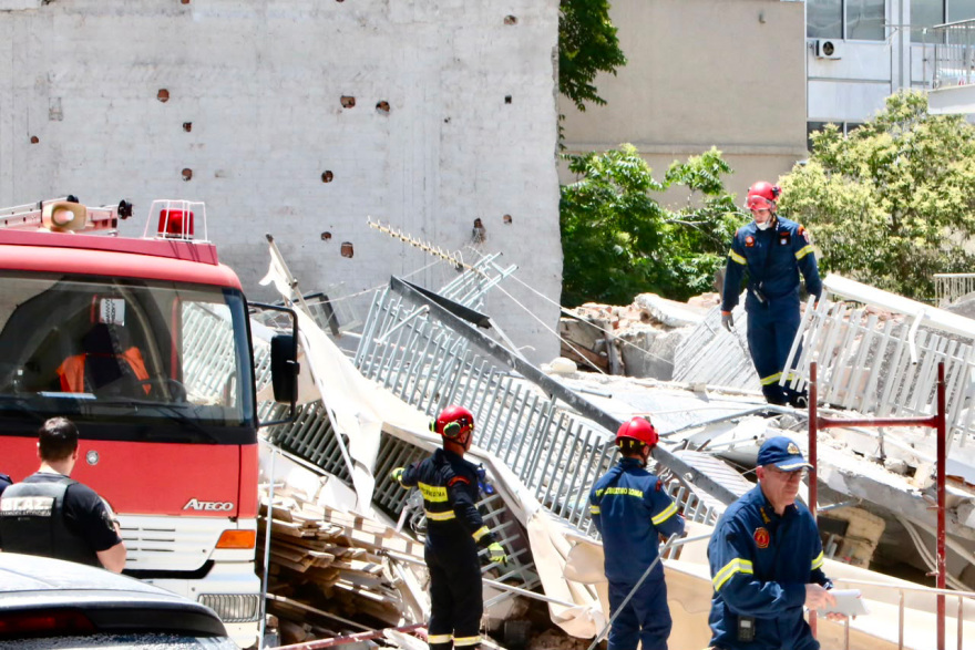 Συντρίμμια, ειδικά εκπαιδευμένοι σκύλοι και σκόνη στα Πετράλωνα - Δείτε εικόνες από τις έρευνες