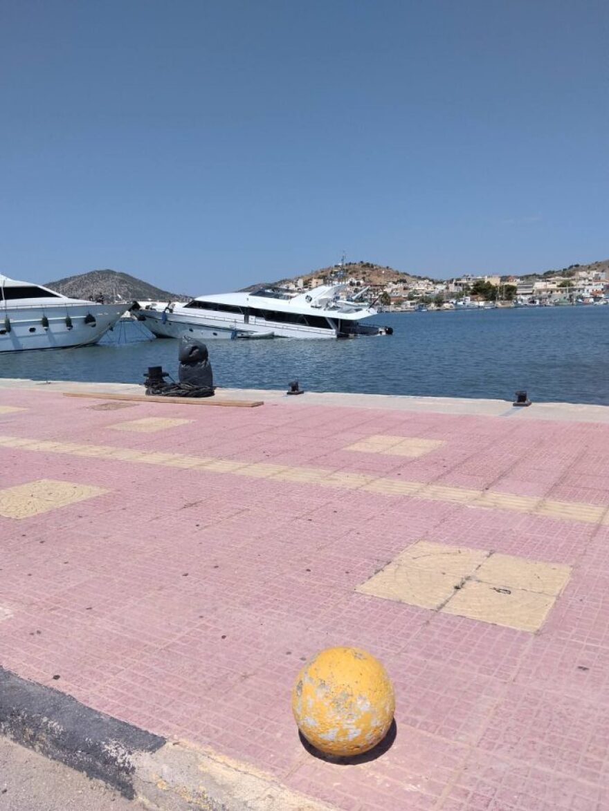 Σαλαμίνα: Βυθίζεται θαλαμηγός στη Μαρίνα Βουρκαρίου, δείτε βίντεο και φωτογραφίες
