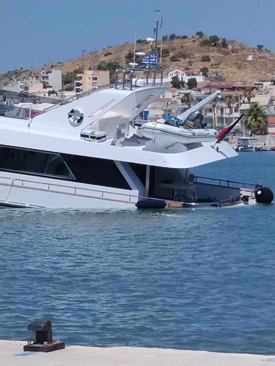 Σαλαμίνα: Βυθίζεται θαλαμηγός στη Μαρίνα Βουρκαρίου, δείτε βίντεο και φωτογραφίες