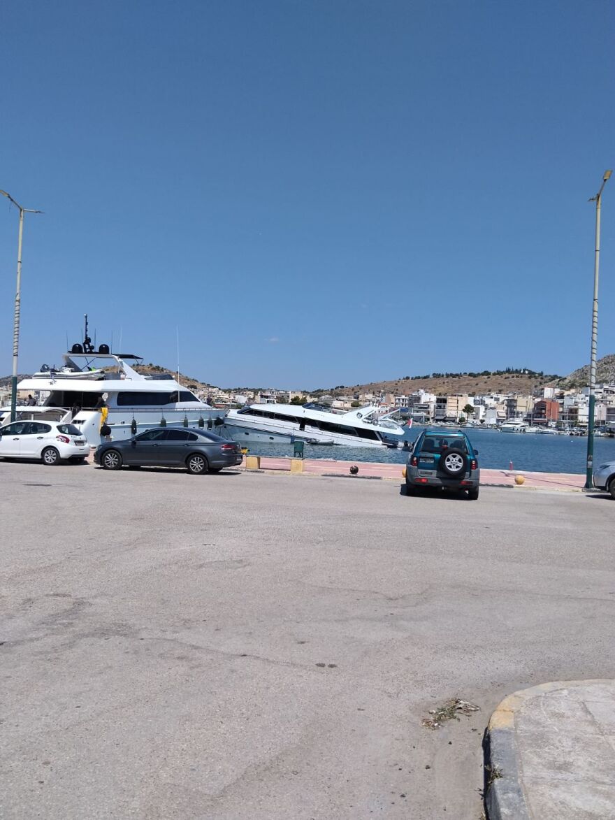 Σαλαμίνα: Βυθίζεται θαλαμηγός στη Μαρίνα Βουρκαρίου, δείτε βίντεο και φωτογραφίες