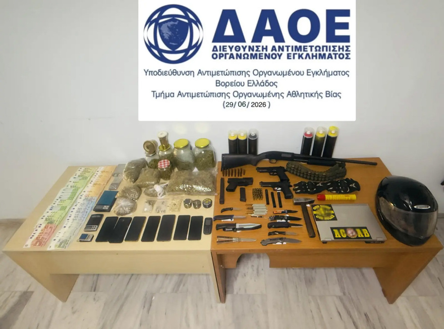 Καραμπίνα, πιστόλια και μαχαίρια είχε η εγκληματική οργάνωση που έκανε οπαδικές επιθέσεις και διακινούσε ναρκωτικά στη Θεσσαλονίκη, δείτε φωτογραφίες