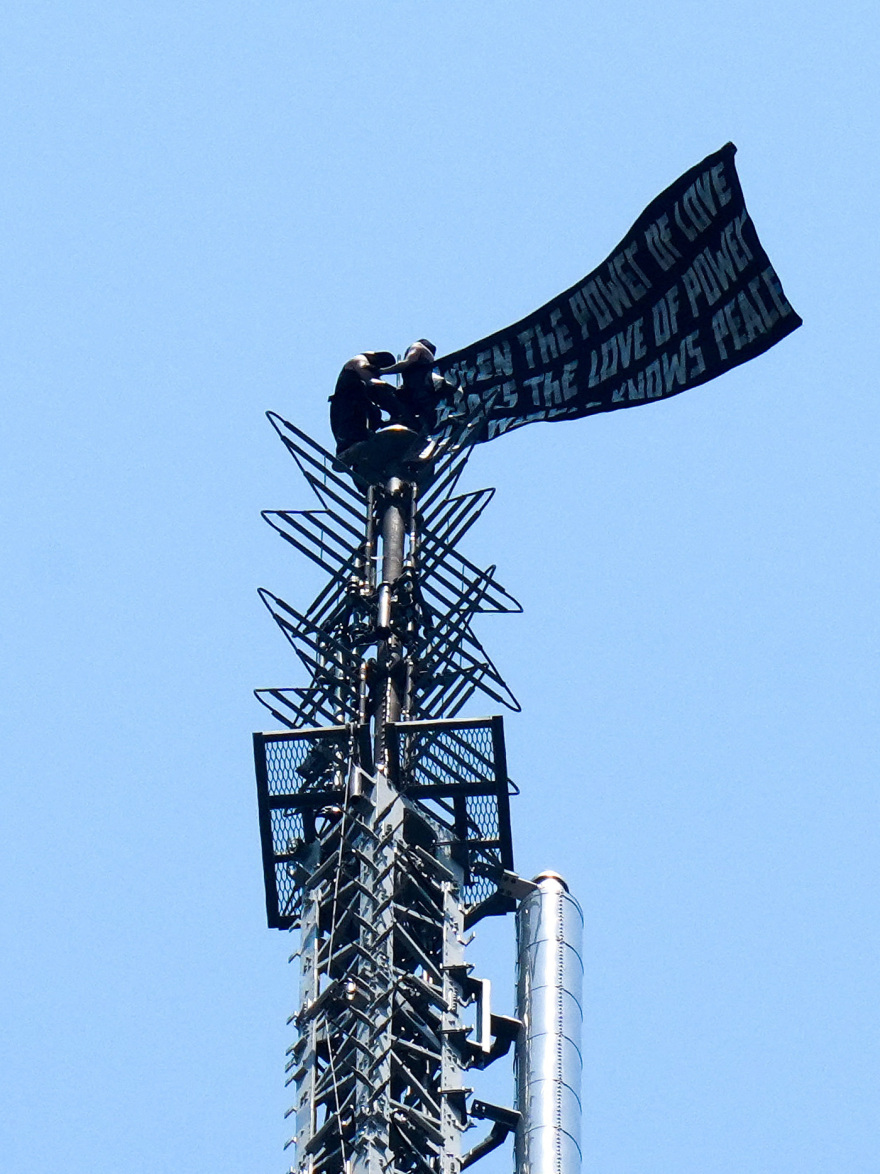 Στην κορυφή του Empire State Building με πανό για την παγκόσμια ειρήνη δύο ακτιβιστές, δείτε βίντεο και φωτογραφίες
