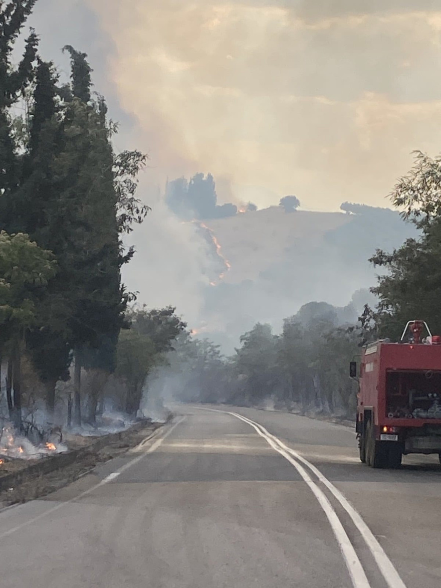 Μεγάλη φωτιά στο Καλαπόδι Φθιώτιδας: 112 για εκκένωση δύο οικισμών