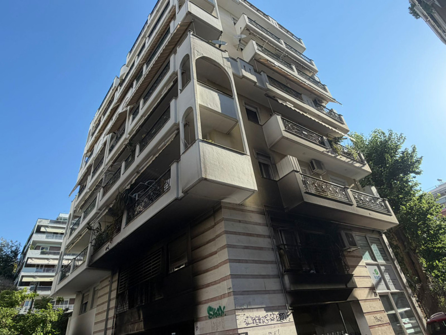 Επιθέσεις με γκαζάκια σε σπίτια τριών στελεχών της ΝΔ στη Θεσσαλονίκη, μία γυναίκα διασωληνωμένη και 5 τραυματίες