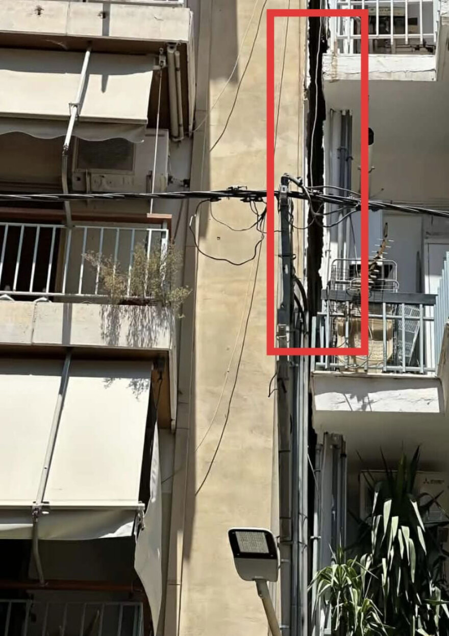 «Υπήρχε κενό πάνω από 15 εκατοστά»: Η μαρτυρία της μηχανικού που βοήθησε να αποφευχθεί τραγωδία στα Πετράλωνα