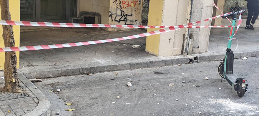 Κομμάτια από πρόσοψη πολυκατοικίας έπεσαν στην οδό Κολοκοτρώνη στο κέντρο της Αθήνας, δείτε εικόνες