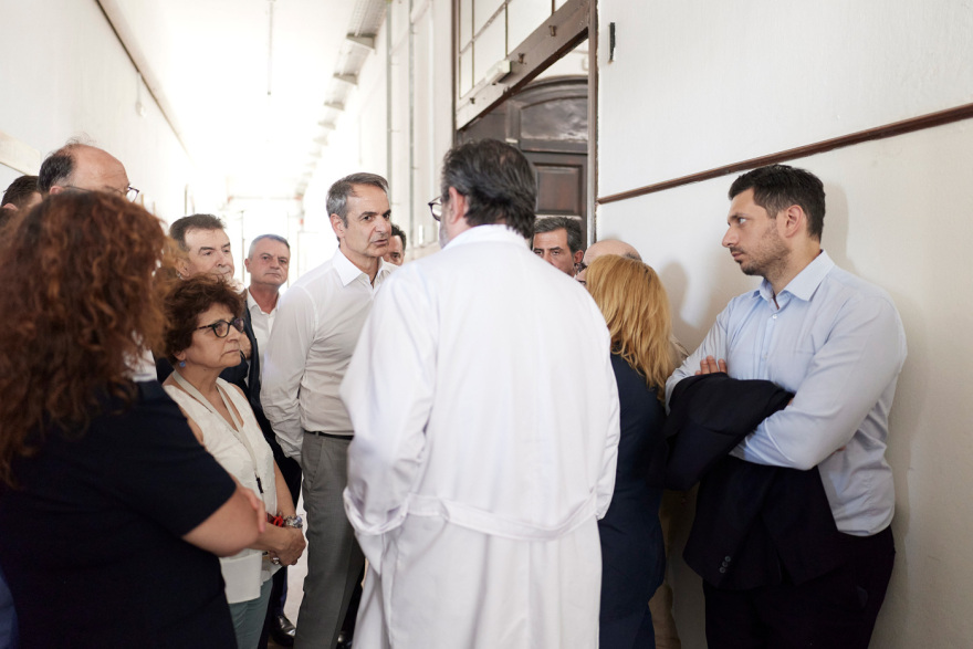 «Οι δράστες θα αντιμετωπιστούν ως εγκληματίες»: Στο Ιπποκράτειο Θεσσαλονίκης ο Μητσοτάκης, επισκέφθηκε τους τραυματίες της βομβιστικής επίθεσης