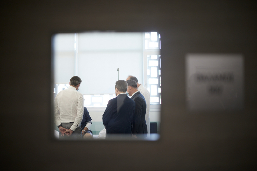 «Οι δράστες θα αντιμετωπιστούν ως εγκληματίες»: Στο Ιπποκράτειο Θεσσαλονίκης ο Μητσοτάκης, επισκέφθηκε τους τραυματίες της βομβιστικής επίθεσης