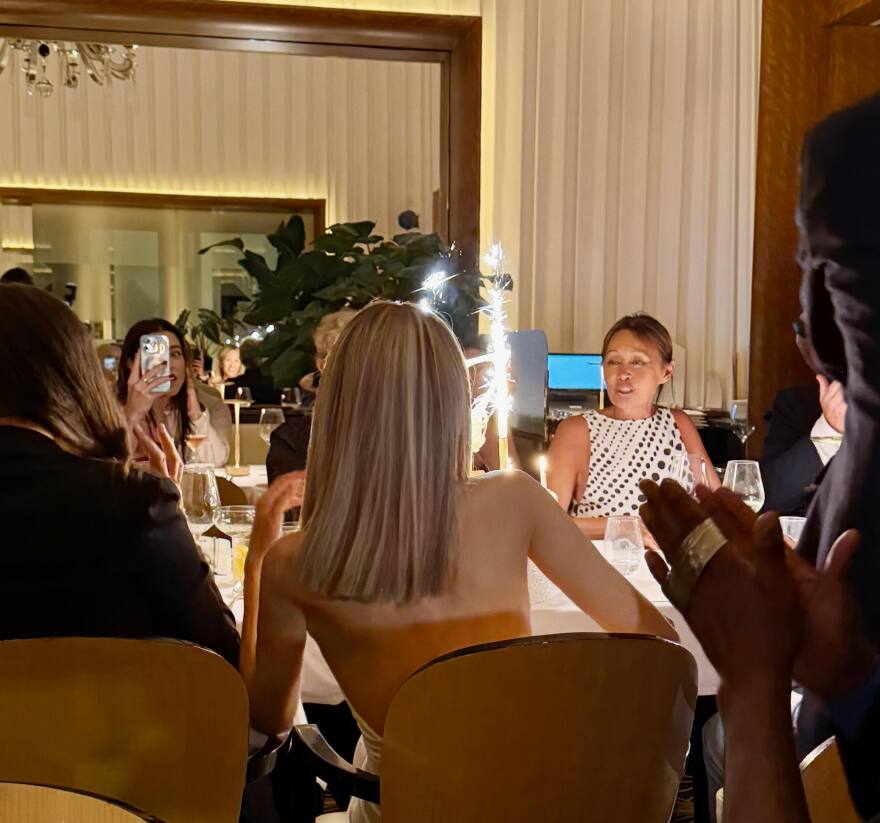 Η Βέρα Γουάνγκ έκλεισε τα 77: Με ξανθά μαλλιά και μακρύ, εξώπλατο φόρεμα στο πάρτι γενεθλίων της