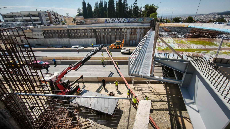 Γερανοφόρο προσέκρουσε σε γέφυρα στον Περιφερειακό Θεσσαλονίκης, οικοδομικά υλικά έπεσαν στον δρόμο και σε διερχόμενο αυτοκίνητο, βίντεο και φωτογραφίες