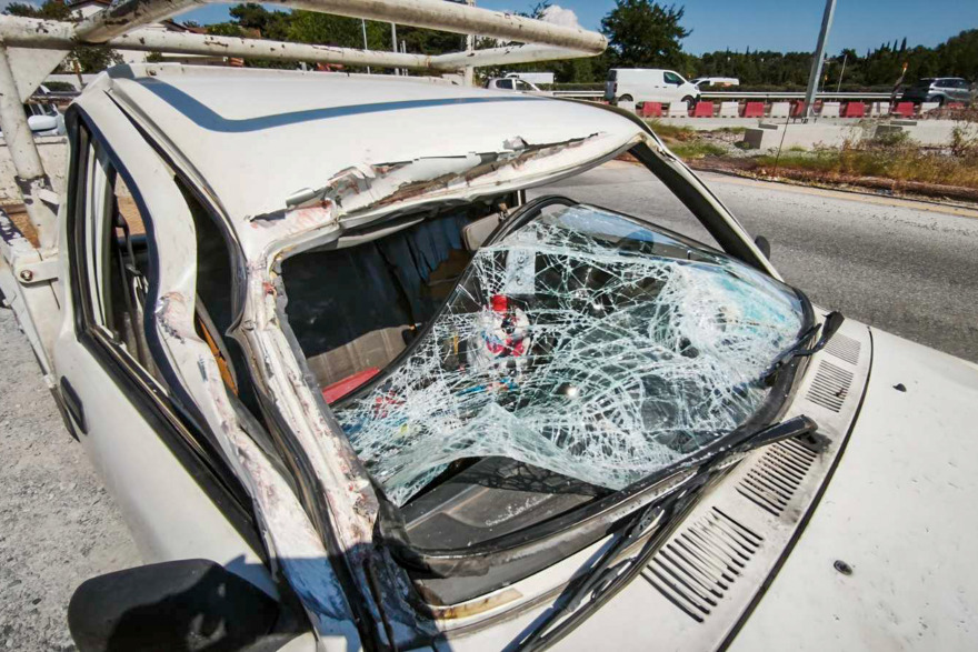 Γερανοφόρο προσέκρουσε σε γέφυρα στον Περιφερειακό Θεσσαλονίκης, οικοδομικά υλικά έπεσαν στον δρόμο και σε διερχόμενο αυτοκίνητο, βίντεο και φωτογραφίες