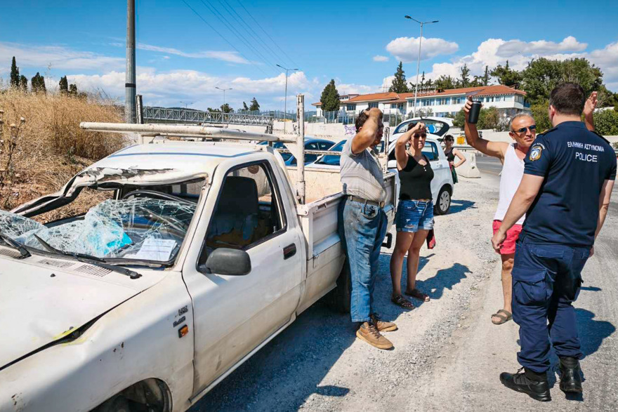 Γερανοφόρο προσέκρουσε σε γέφυρα στον Περιφερειακό Θεσσαλονίκης, οικοδομικά υλικά έπεσαν στον δρόμο και σε διερχόμενο αυτοκίνητο, βίντεο και φωτογραφίες