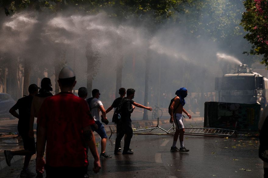 Άγρια επεισόδια στα Τίρανα με τραυματίες: Πέτρες, δακρυγόνα και συλλήψεις έξω από τη Βουλή, δείτε βίντεο και φωτογραφίες 