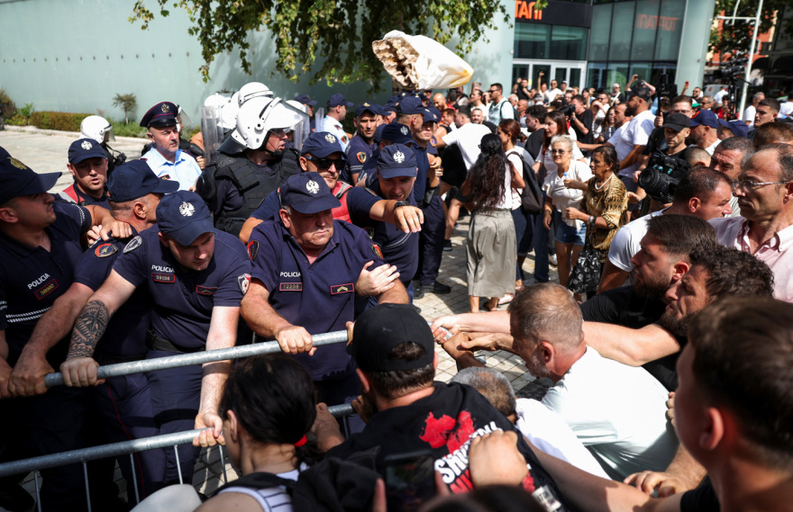 Άγρια επεισόδια στα Τίρανα με τραυματίες: Πέτρες, δακρυγόνα και συλλήψεις έξω από τη Βουλή, δείτε βίντεο και φωτογραφίες 