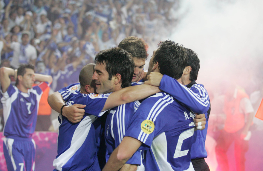 Πέρασαν 22 χρόνια από το θαύμα του Euro 2004: Όταν η Ελλάδα νίκησε 1-0 την Πορτογαλία στον τελικό και σόκαρε το παγκόσμιο ποδόσφαιρο