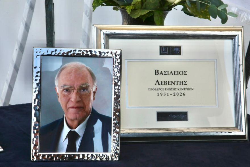 Συγκίνηση στο τελευταίο αντίο στον Βασίλη Λεβέντη, «δεν είμαι βιολογικό του παιδί, αλλά είχα την τύχη να τον αποκαλώ πατέρα» είπε ο γιος του