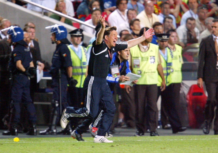 Πέρασαν 22 χρόνια από το θαύμα του Euro 2004: Όταν η Ελλάδα νίκησε 1-0 την Πορτογαλία στον τελικό και σόκαρε το παγκόσμιο ποδόσφαιρο