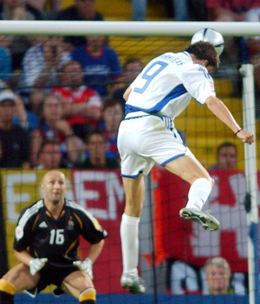 Πέρασαν 22 χρόνια από το θαύμα του Euro 2004: Όταν η Ελλάδα νίκησε 1-0 την Πορτογαλία στον τελικό και σόκαρε το παγκόσμιο ποδόσφαιρο