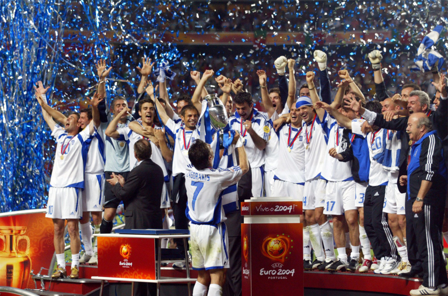 Πέρασαν 22 χρόνια από το θαύμα του Euro 2004: Όταν η Ελλάδα νίκησε 1-0 την Πορτογαλία στον τελικό και σόκαρε το παγκόσμιο ποδόσφαιρο