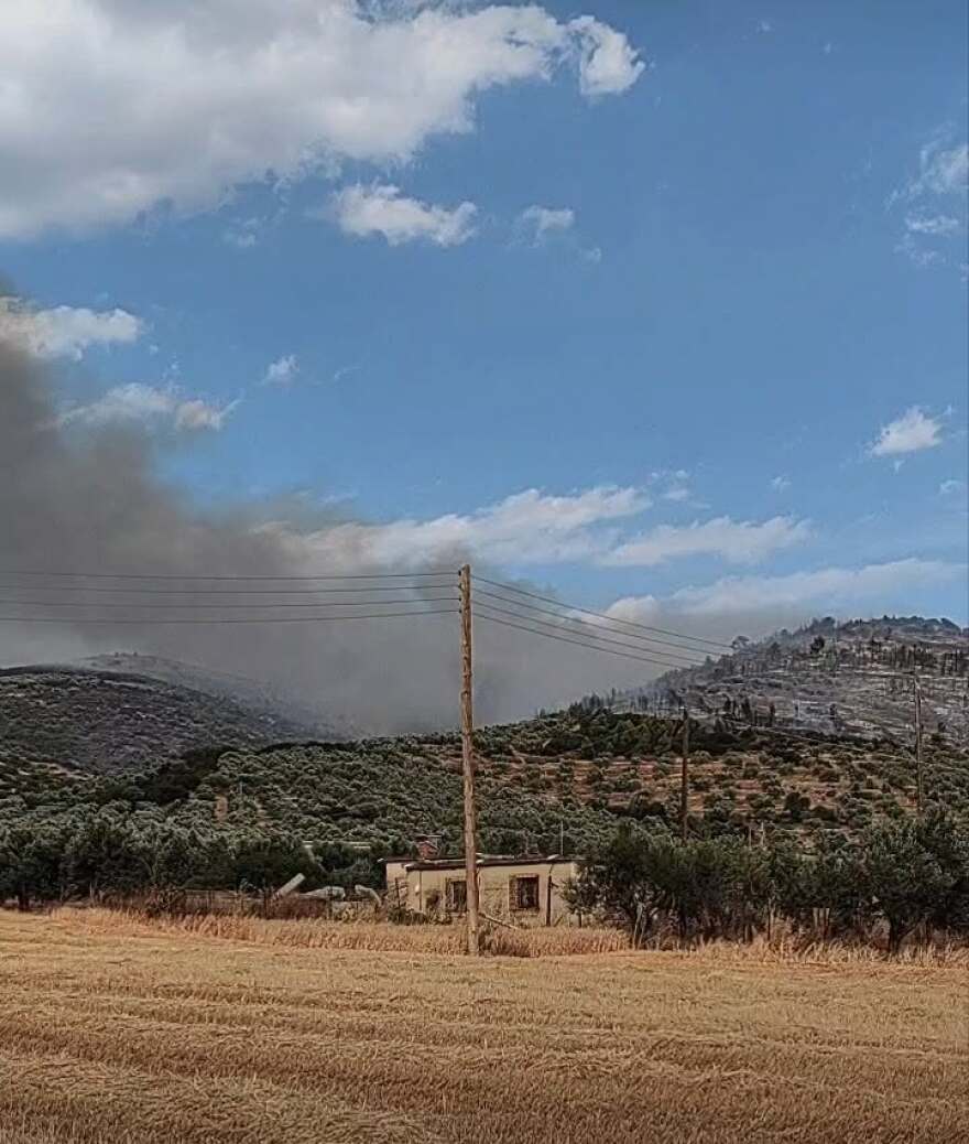 Φωτιά τώρα στο Σπαθοβούνι Κορινθίας: Μήνυμα 112 για ετοιμότητα, σηκώθηκαν 12 εναέρια, βίντεο και φωτογραφίες