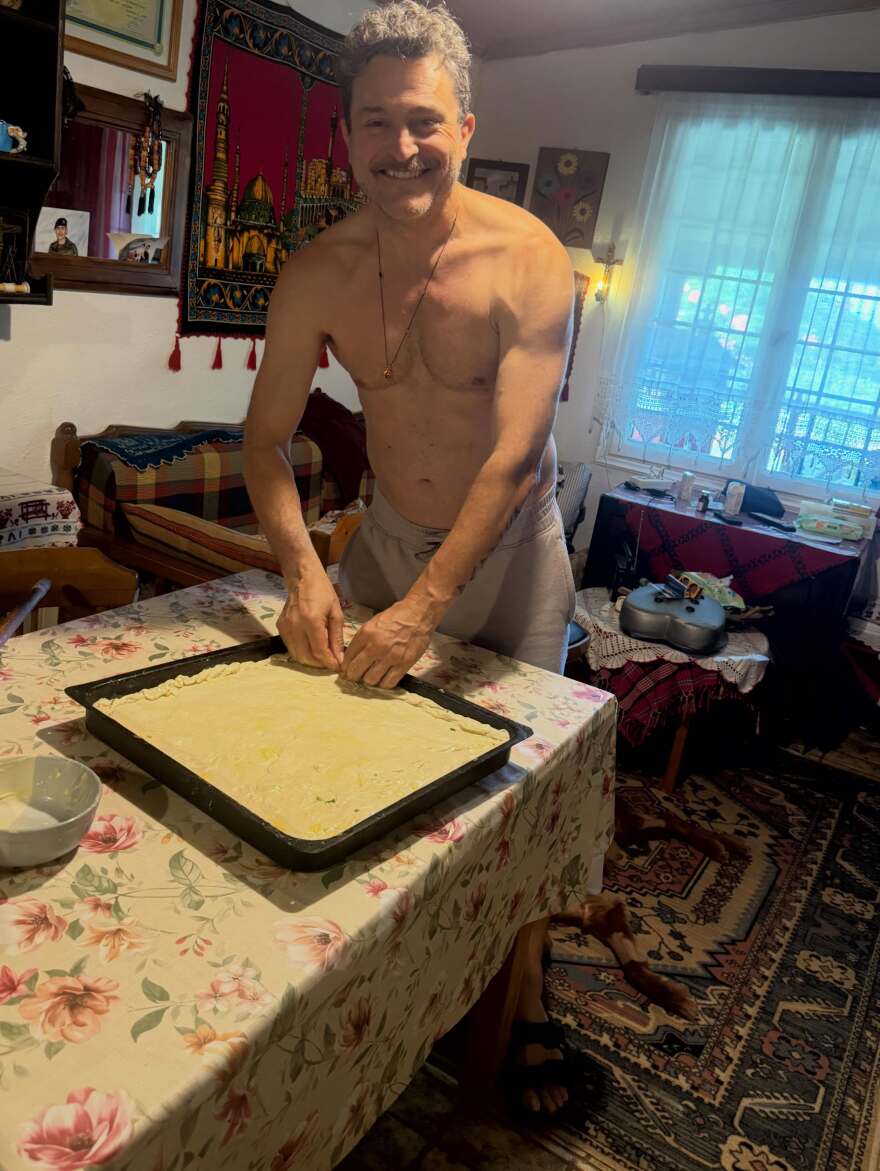 Ο Γιώργος Καραμίχος ανοίγει φύλλο και φτιάχνει βλάχικη πίτα με τους γονείς του, δείτε φωτογραφίες