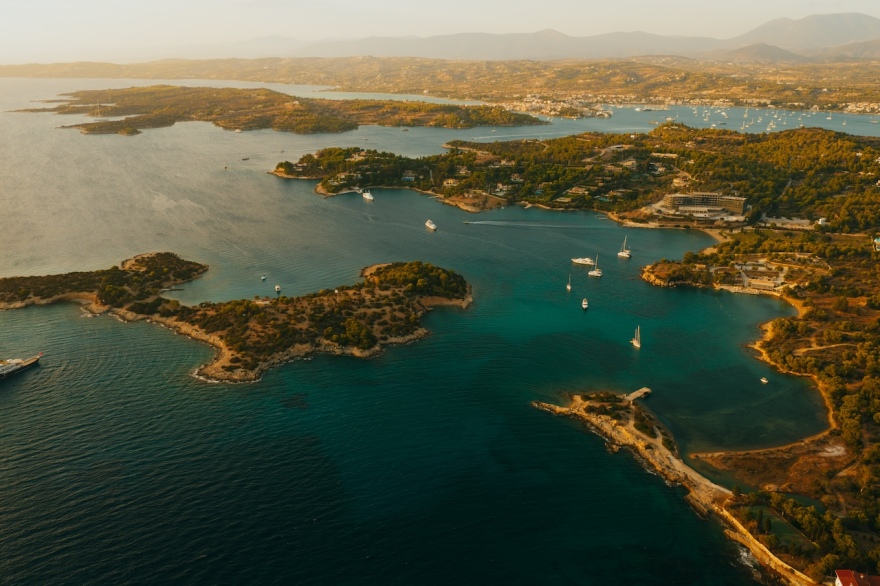 Πόρτο Χέλι: Η ανάδυση ενός παγκόσμιου προορισμού «ήσυχης» πολυτέλειας με επενδύσεις άνω του 1 δισ. ευρώ