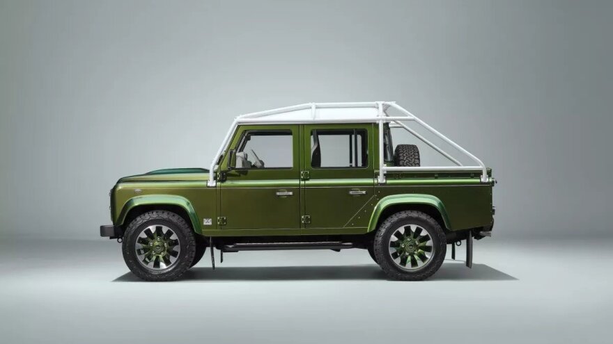 Μία τετράδα Land Rover Defender V8 για έναν αγοραστή
