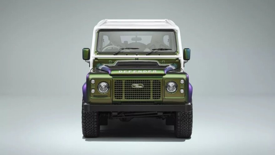 Μία τετράδα Land Rover Defender V8 για έναν αγοραστή
