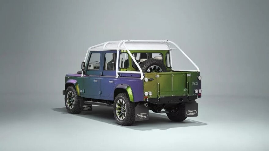 Μία τετράδα Land Rover Defender V8 για έναν αγοραστή
